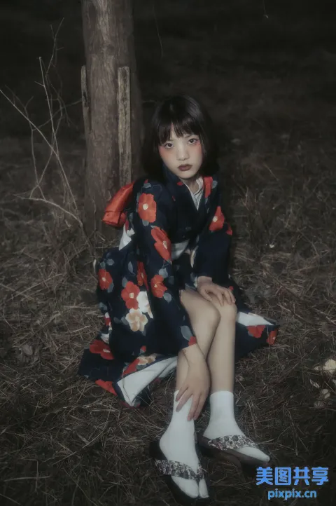 地上坐着一个穿着和服的女人