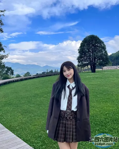 有一个女人站在田野里，穿着裙子和夹克