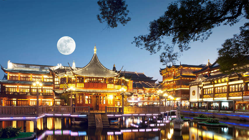 天空中满月的城市景观