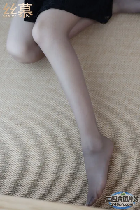 有一个女人坐在床上，双腿交叉