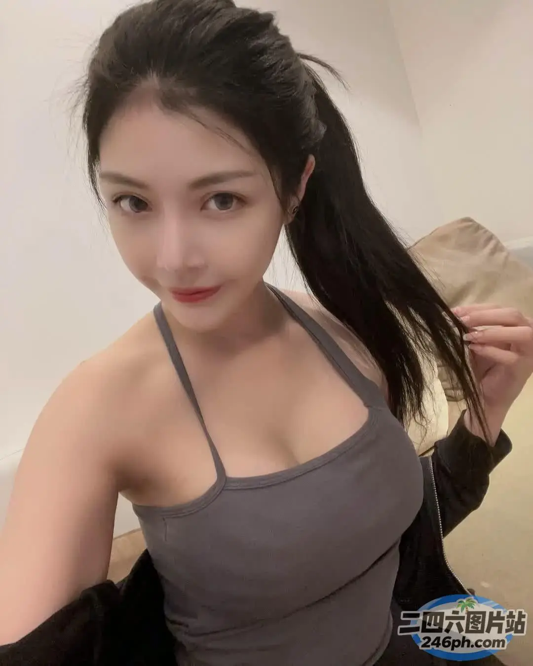 一个拿着包和包的女人的特写