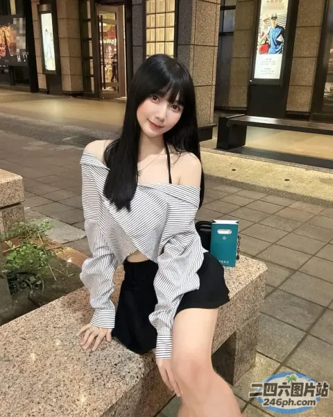 阿拉伯裔亚洲妇女坐在石凳上，手里拿着一杯咖啡