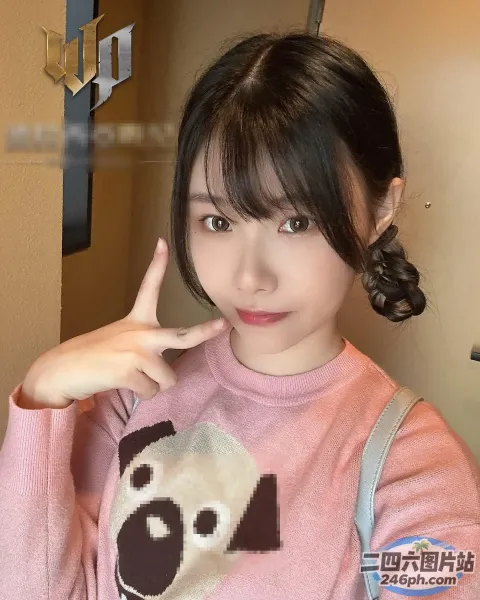 有一位女士穿着粉红色毛衣摆姿势拍照