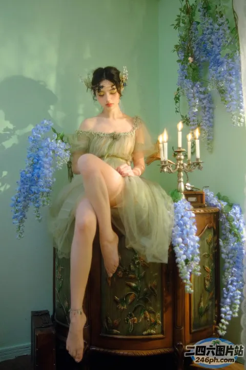 有一位女士坐在椅子上，手里摆着插花