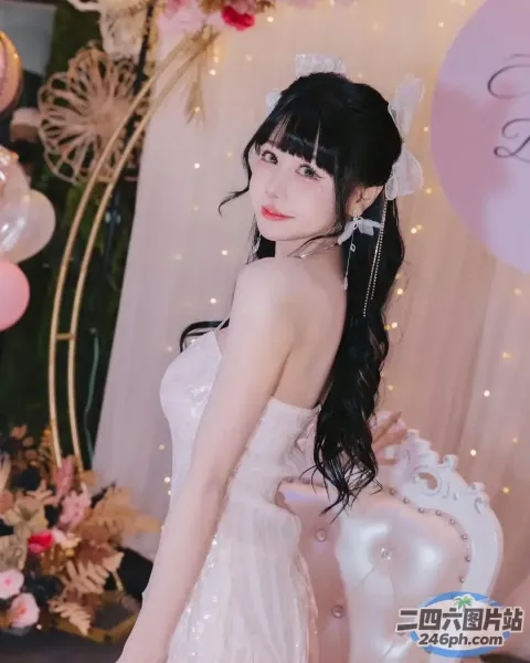 一个穿着白色连衣裙的女人站在椅子前的特写