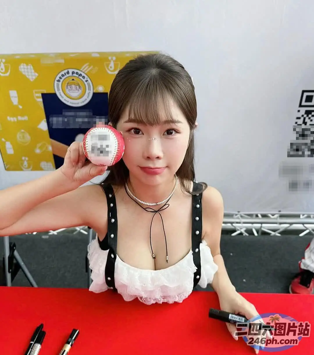 有个女人手里拿着一个粉红色的物体