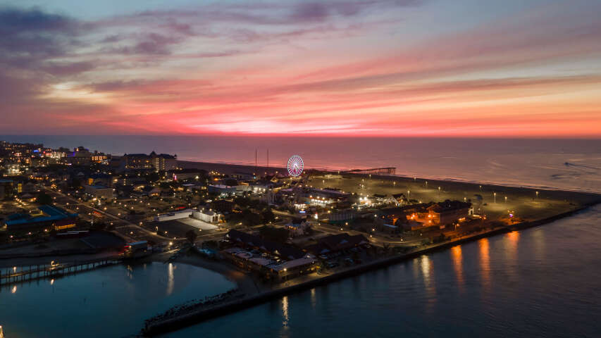 远处有摩天轮的城市夜景