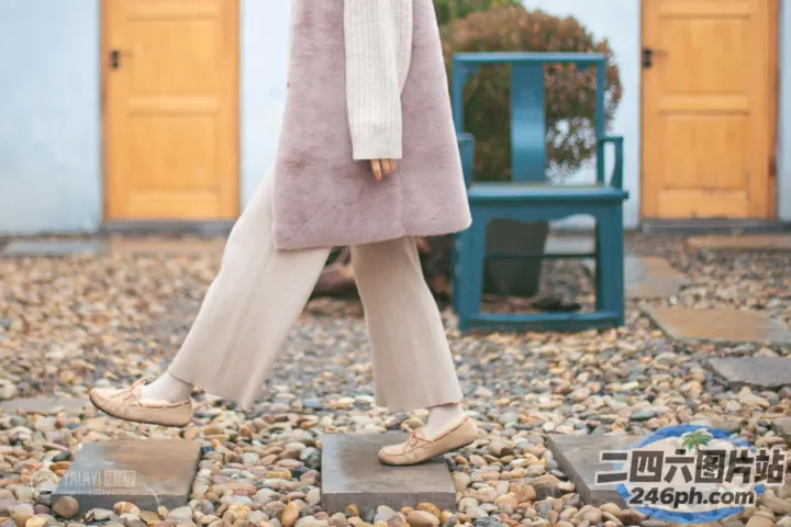 院子里有个女人走在石板路上