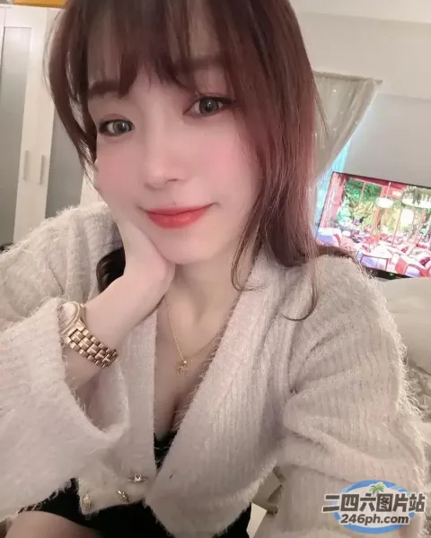 穿着白色毛衣，手腕上戴着手表的 arafed 女人