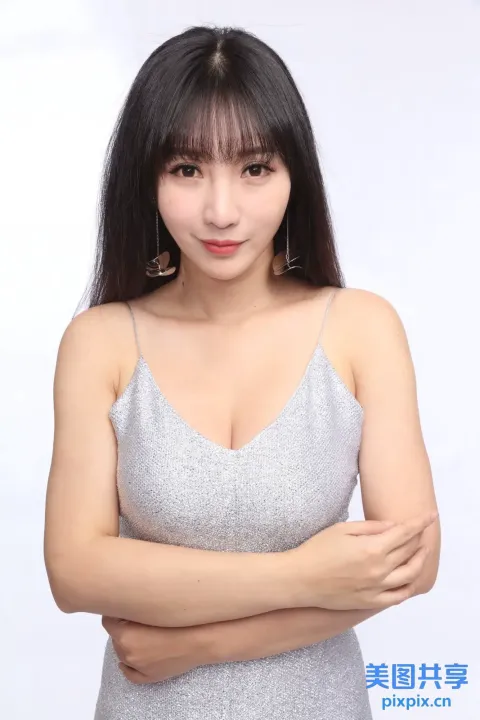 黑色长发和灰色连衣裙的亚洲女性