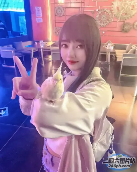 有一个女人，手里拿着一只鸟