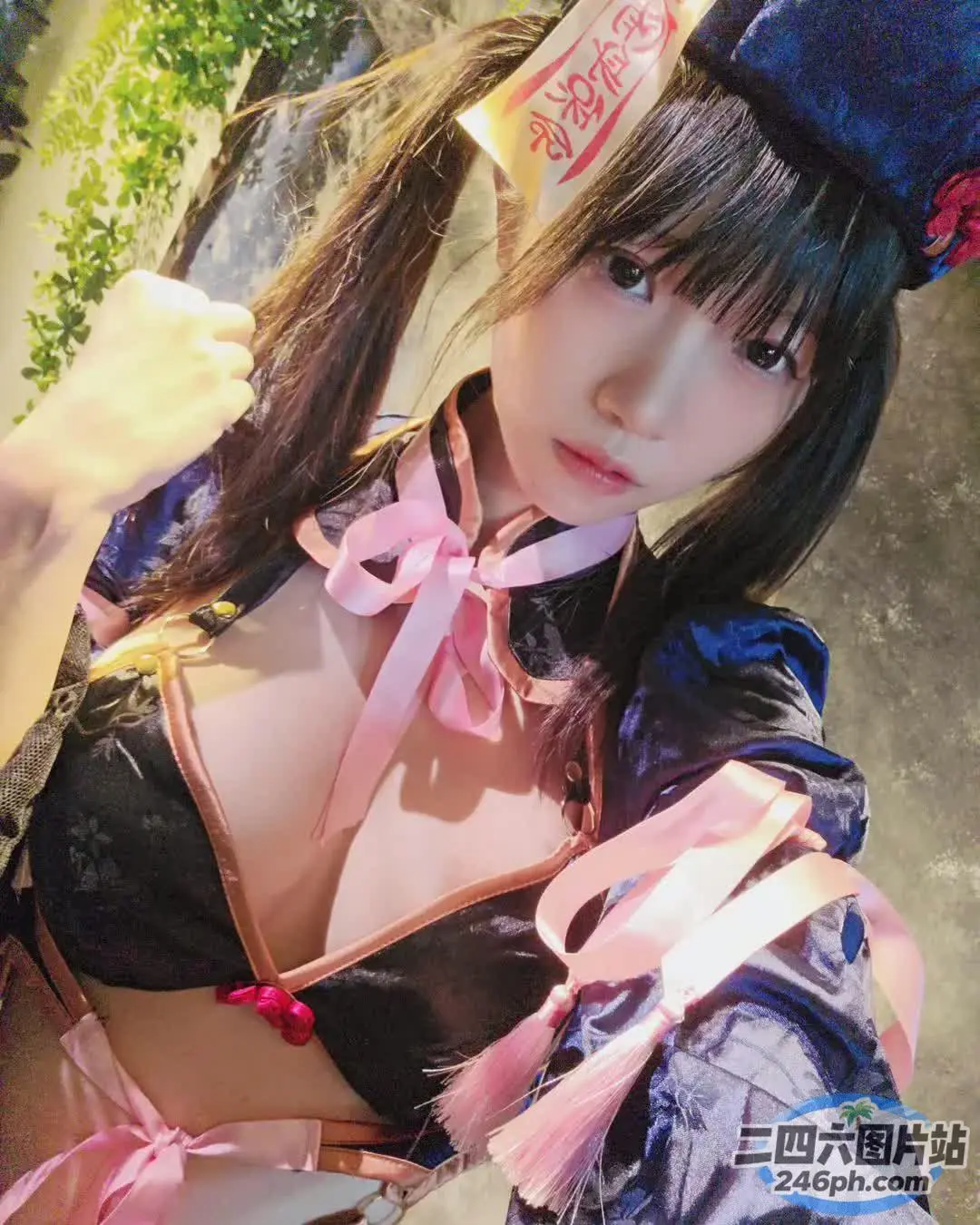 身穿黑色和粉色服装的 arafed 亚洲女性合影