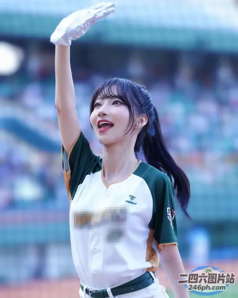 身穿棒球服的 Araffe 女子手持棒球棒