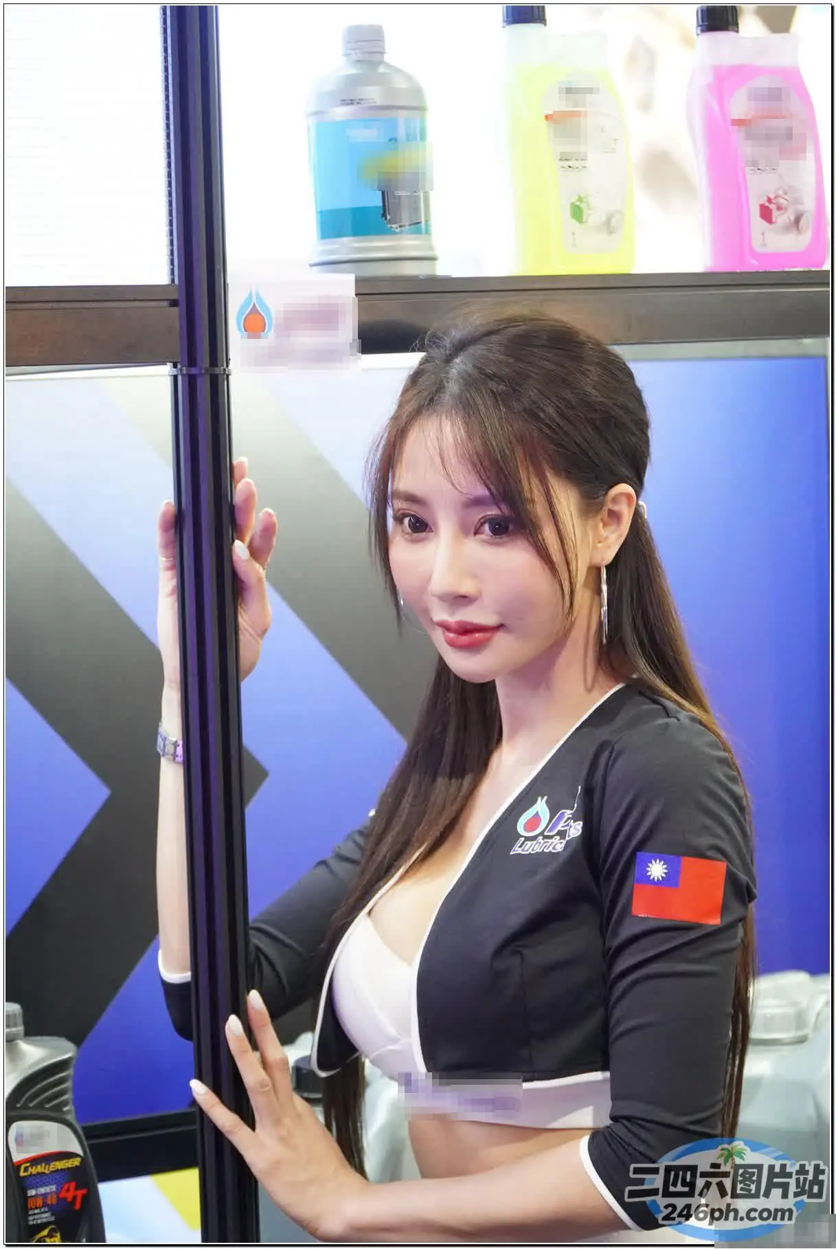 身穿黑白上衣的 Araffe 女子站在冰箱旁