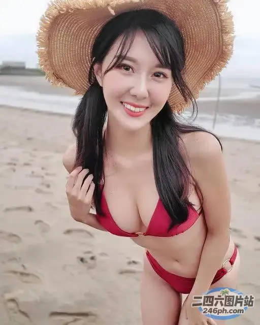 海滩上穿着比基尼、戴着帽子的女人的特写