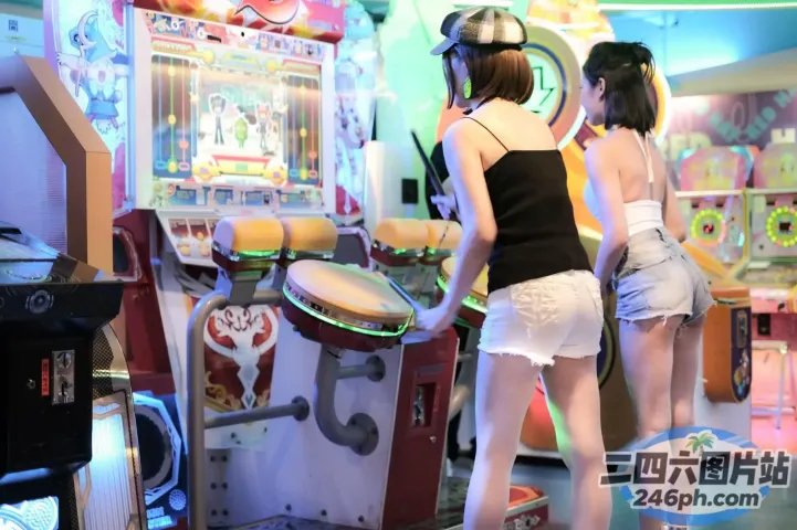 有两个女孩在游戏室玩游戏