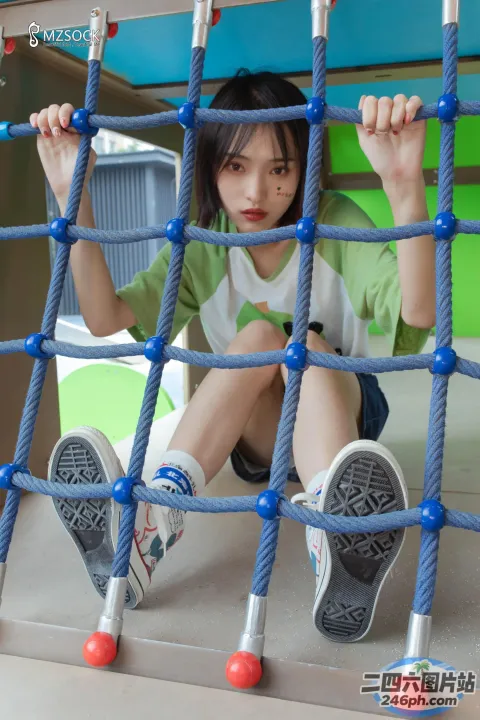 有一个年轻女孩坐在场上