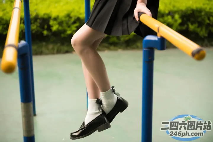 杆子上站着一个穿着裙子和鞋子的女人