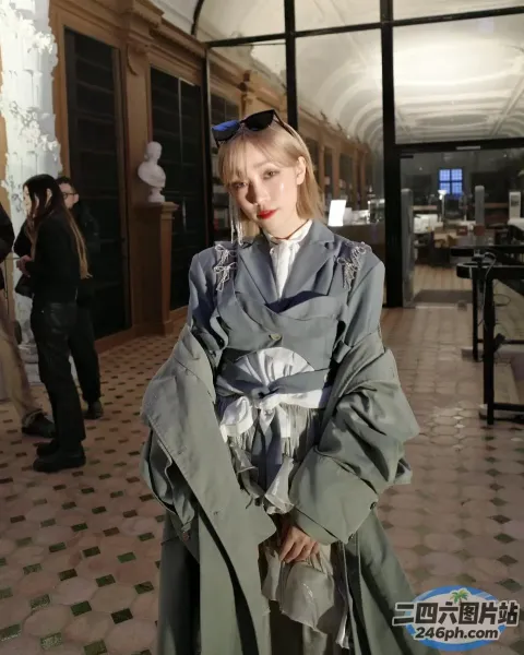 大楼里站着一个穿着长外套的女人