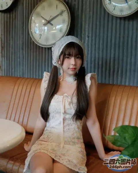 有个女人坐在沙发上，戴着帽子