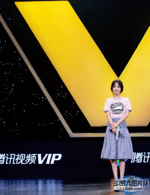 舞台上站着一个女人，拿着麦克风