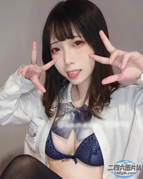 有一个穿着文胸上衣的女人在做和平手势