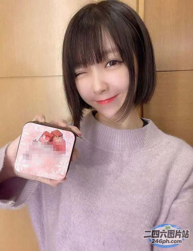 阿拉夫德亚洲女子拿着一个粉红色的盒子，盒子上有一颗心