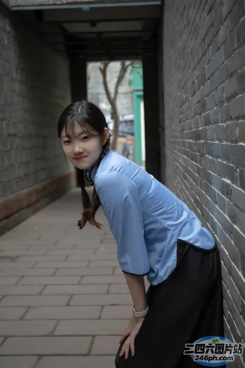 阿拉夫德亚裔女子靠在小巷的砖墙上