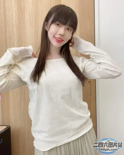 长发白衬衫的 araffe 女人摆姿势拍照