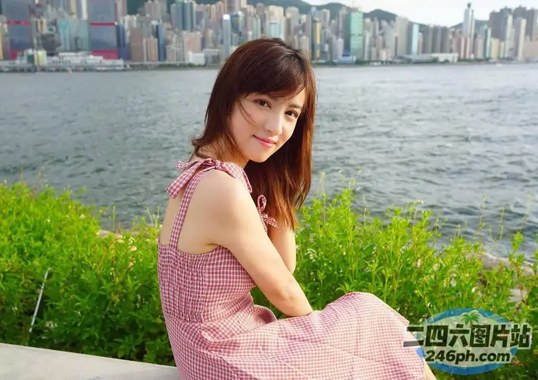 坐在水体附近长椅上的阿拉夫德女人