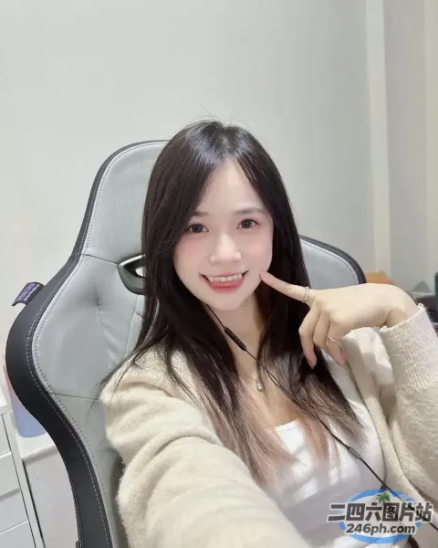 阿拉夫德女人坐在椅子上，手里拿着牙刷