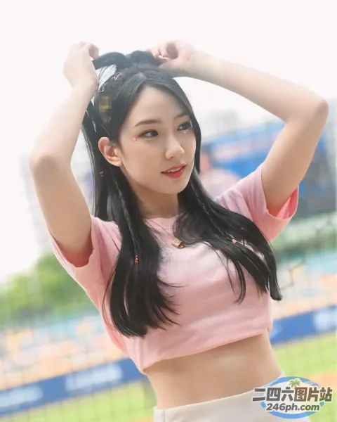 田野里拿着发刷的人的特写