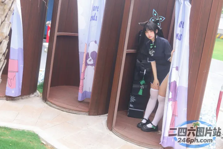 有一个女人站在厕所里，身上穿着一堆衣服