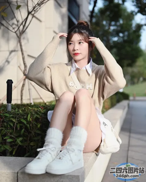 阿拉菲女子 （Araffe Woman） 双腿交叉坐在窗台上