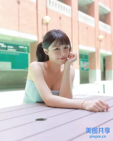 坐在木桌上、身穿蓝色连衣裙的阿拉夫德女人