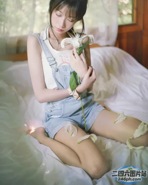床上坐着一个女人，手里拿着一朵花