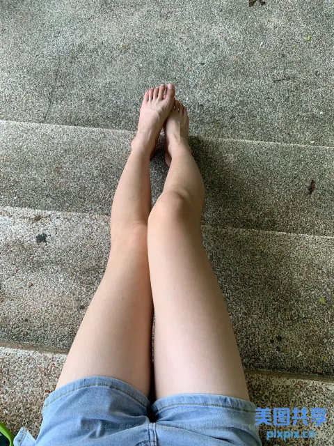 有一个女人坐在台阶上，双脚抬起