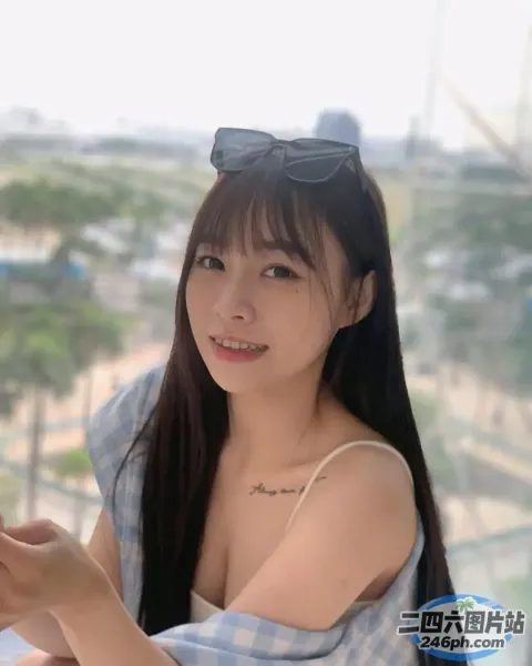 一名女子在窗边拿着手机的特写