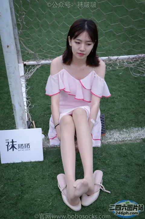 阿拉夫德女人坐在地上，双腿交叉