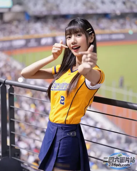身穿黄色衬衫和蓝色裙子的 araffe 女孩竖起大拇指