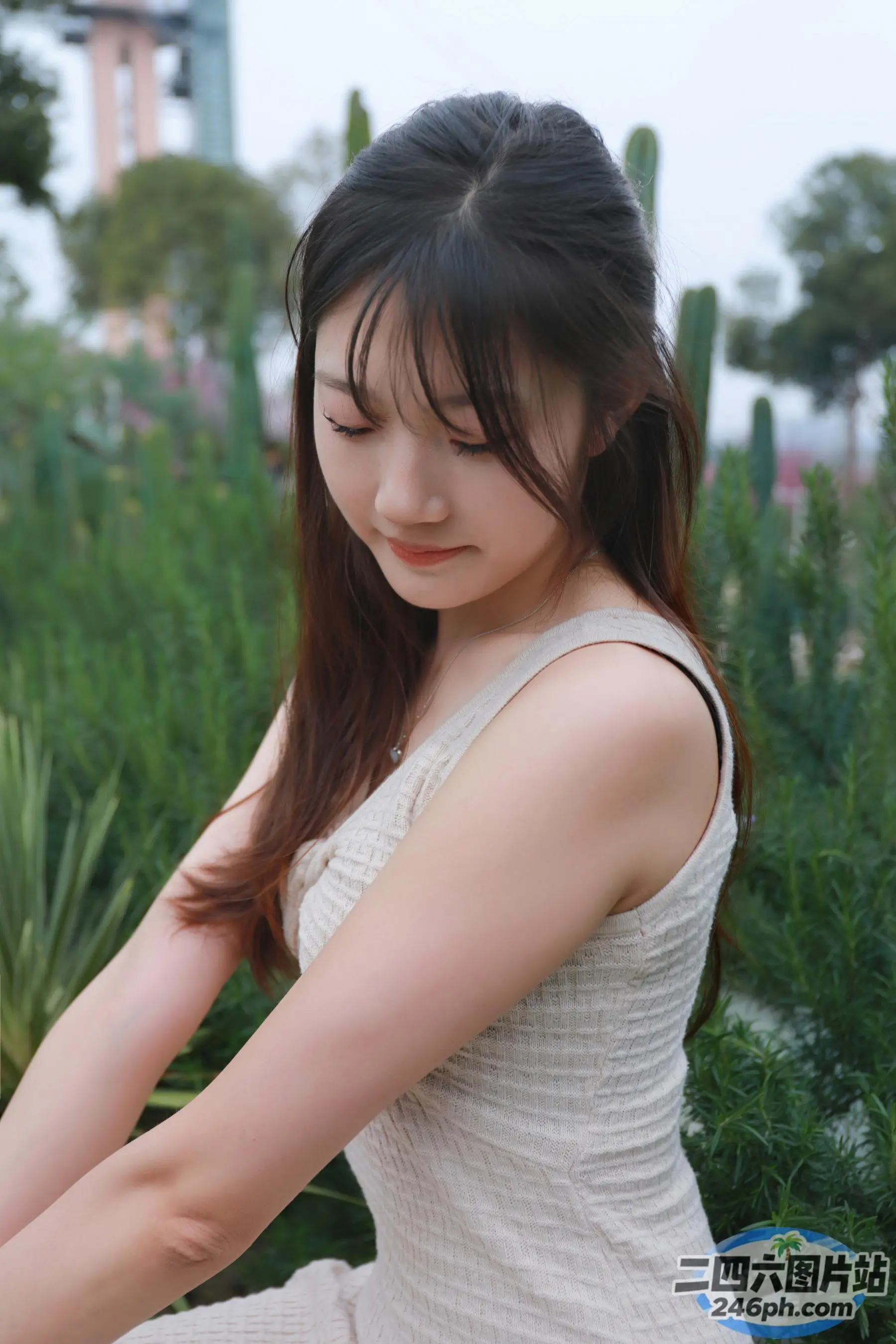 一个女人坐在公园长椅上的特写