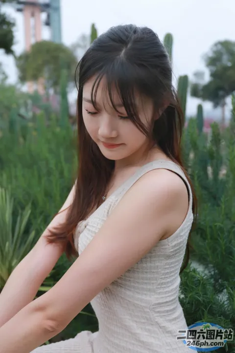 一个女人坐在公园长椅上的特写
