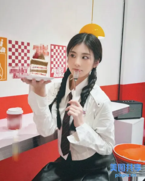 有个女人手里拿着一块蛋糕