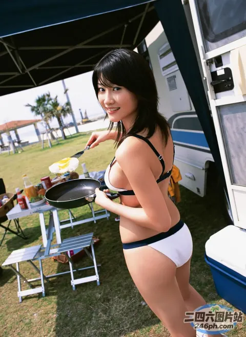 穿着比基尼的 Araffe 女人在平底锅里烹饪食物