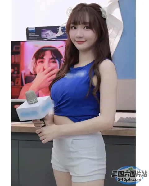 一个穿着蓝色上衣和白色短裤的女人，手里拿着牙刷