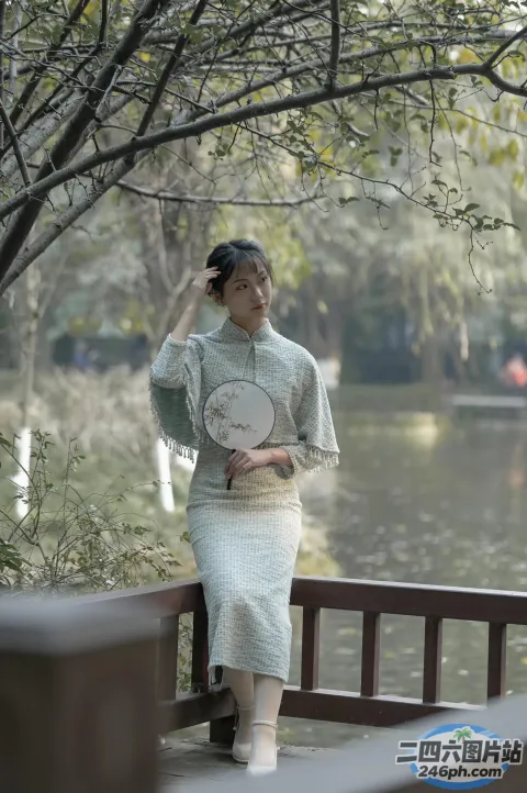 歌词大意： 有一个女人拿着风扇走在桥上