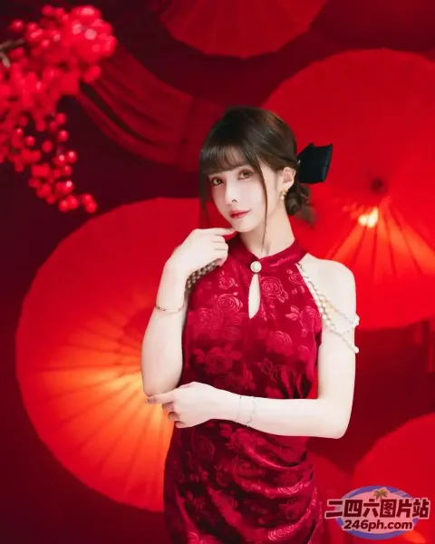 身穿红色连衣裙的 araffe 女子，手里拿着一把红色的雨伞