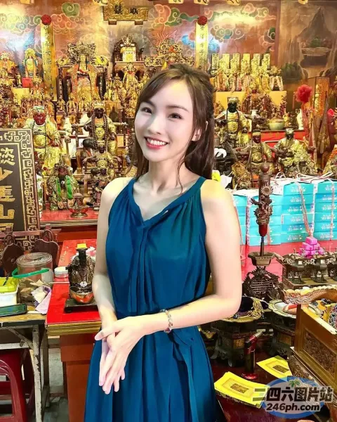 站在商店里的蓝色连衣裙的 Arafed 女人