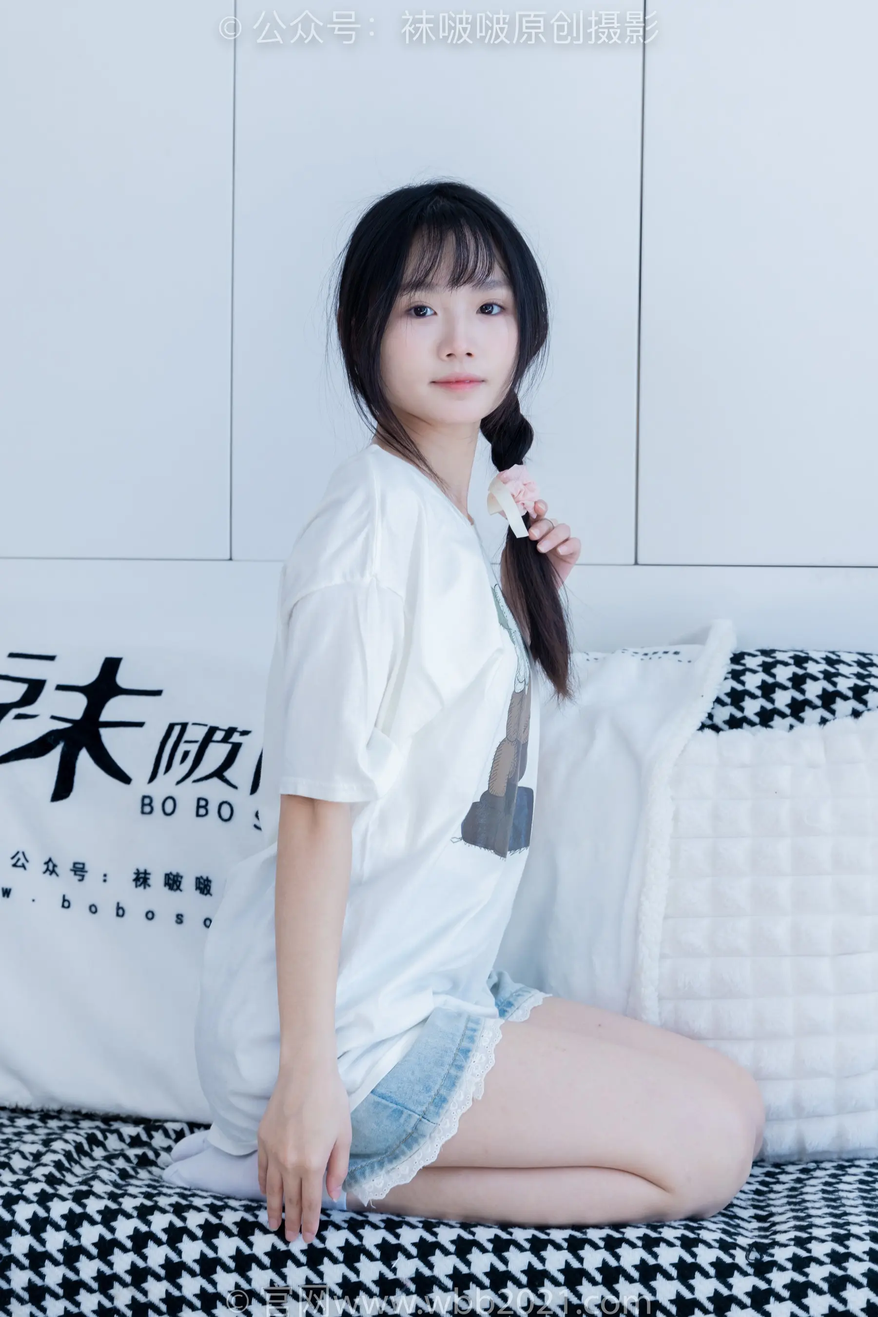 一个女人坐在床上拿着枕头的特写