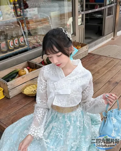 有一个女人坐在木甲板上，手里拿着一个钱包
